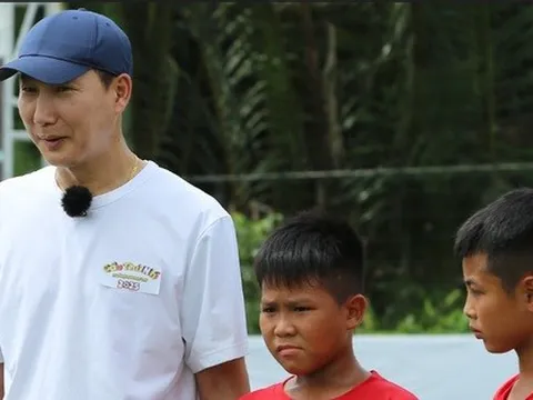 HLV Kim Sang Sik buồn bã khi một học trò rời đi