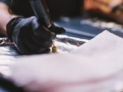 Đi cấp cứu sau khi xăm ở vùng nhạy cảm