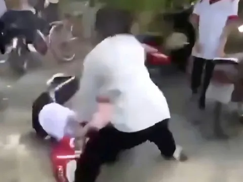 Mâu thuẫn khi được bầu làm tổ trưởng, nữ sinh lớp 8 bị bạn đánh nhập viện 0