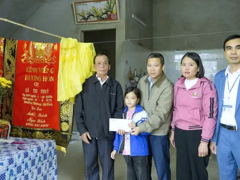 Báo Người Lao Động trao 30 triệu đồng tới 2 cháu nhỏ có mẹ tử vong trong bão số 10