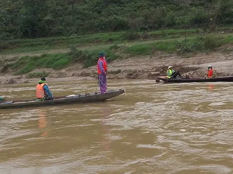 Lật thuyền trên sông, vợ được cứu, chồng mất tích