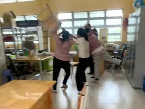 Tạm đình chỉ thầy giáo nhắn tin thân mật với nữ sinh