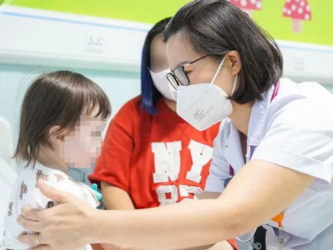 Gia đình người Úc đưa con đến Việt Nam điều trị chứng biếng ăn nặng 0