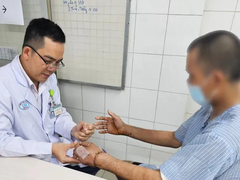 Bác sĩ kể về ca nối đôi bàn tay đứt lìa cho người đàn ông ở Đồng Tháp