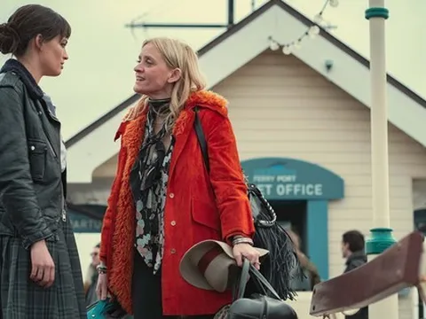 Xem phim Sex Education, tôi rút ra 1 bài học quý giá về dạy con: Để con không tổn thương, cha mẹ nên biết