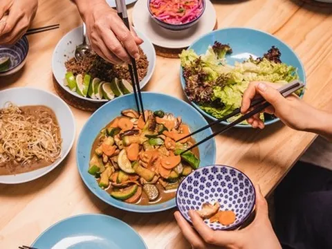 Bữa tối quyết định tuổi thọ 1 người: Có 3 kiểu ăn tối rút ngắn tuổi thọ nhiều người vẫn mắc hàng ngày, bác sĩ lên tiếng cảnh báo!