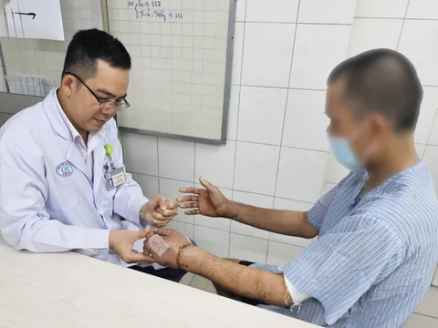 3 kíp bác sỹ phẫu thuật suốt 12 tiếng, cứu người bị chém đứt lìa 2 bàn tay 0