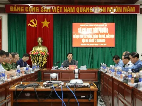 Bão số 13 càn quét miền Trung: 5 người chết, hàng ngàn ngôi nhà tan hoang