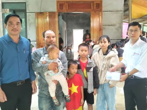 Chương trình "Trái tim miền Trung" trao hỗ trợ gia đình người mẹ trẻ bị lũ cuốn tử vong