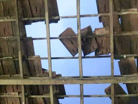 CLIP: Lốc xoáy bất ngờ giữa bão số 13 ở Quảng Ngãi