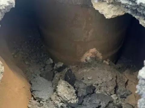 Chiếc hố sâu 2,5 mét xuất hiện, người dân 1 phường ở TP HCM liền cảnh báo khẩn cấp