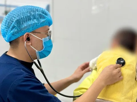 Trẻ 16 tháng tuổi nguy kịch vì cúm A bội nhiễm phổi 0