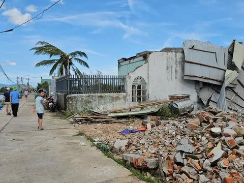 Bão số 13 khiến hàng chục ngàn ngôi nhà bị tốc mái, Thủ tướng chỉ đạo tập trung khắc phục hậu quả