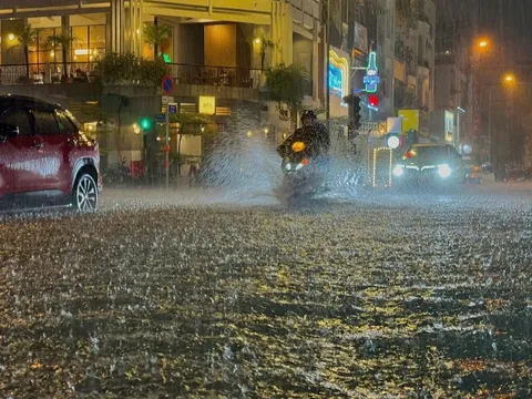 Bì bõm trên nhiều tuyến đường trung tâm TP HCM tối cuối tuần, xe chết máy, nước tràn vào quán