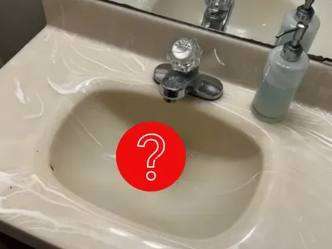 Về nhà sau 1 tuần về quê, người đàn ông sốc khi nhìn vào bồn rửa mặt