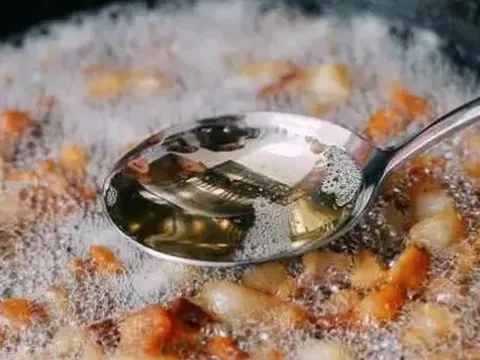 Người phụ nữ 52 tuổi mắc ung thư dạ dày vì loại dầu ăn có trong bếp nhiều gia đình