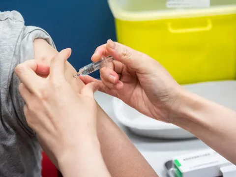 Có nên tiêm vắc xin viêm não mô cầu?