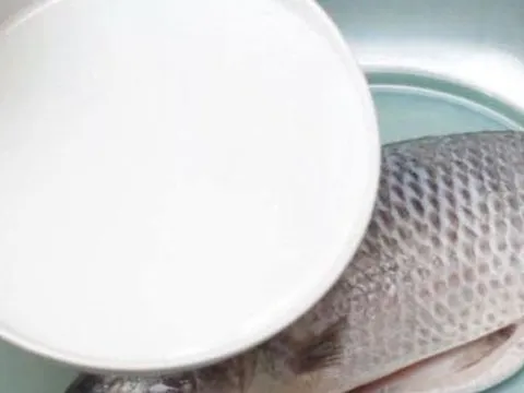 Bát nước này là "kẻ thù" của mùi tanh: Ngâm cá vào, tanh mấy cũng biến mất, thịt mềm ngọt bất ngờ