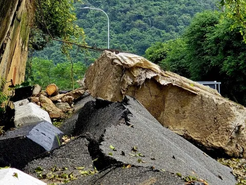 Mưa lớn gây sạt lở, Đà Nẵng tạm phong tỏa nhiều đoạn trên bán đảo Sơn Trà