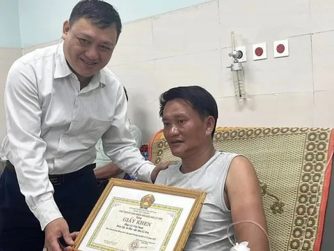 Khen thưởng 2 người hùng lao ra biển cứu người giữa sóng gió ở Lý Sơn