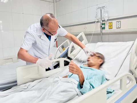 Kỳ tích y khoa: Ca mổ trong đêm “vá lại” gương mặt bị chấn thương nặng của người đàn ông Hà Nội