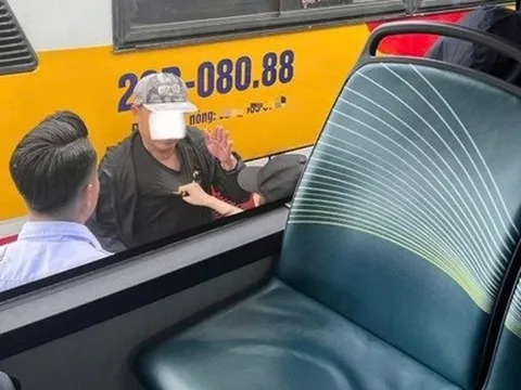 Bị động chạm vào cơ thể, nữ sinh 18 tuổi khống chế người đàn ông ở bến xe