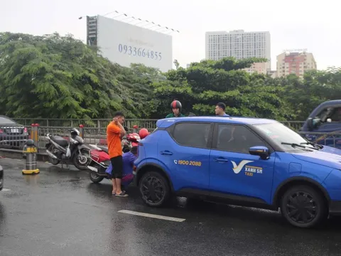 Mưa kéo dài ở TPHCM sáng nay: Va chạm, đường ngập, giao thông ùn tắc khắp nơi