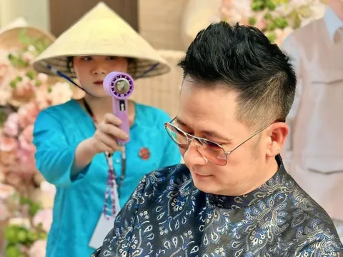 Nam ca sĩ sở hữu biệt thự 2.000 m2 ở Mỹ và Việt Nam: Ngoài 50 hôn nhân viên mãn bên vợ kém 17 tuổi