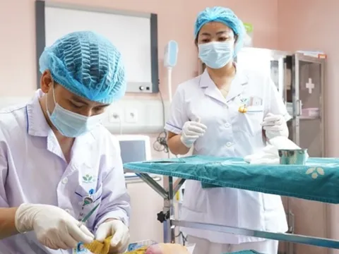 Bé trai 12 tuổi bỏng nặng khi đốt cồn làm thí nghiệm tại nhà 0