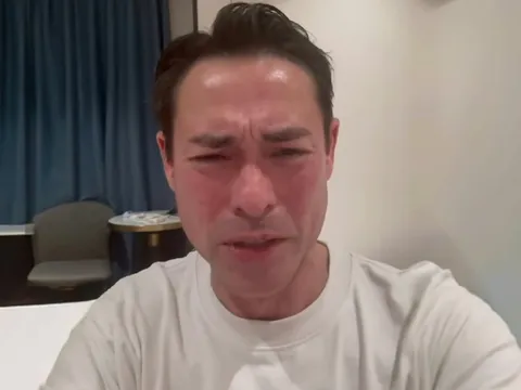 Diễn viên Tuấn Kiệt bật khóc cầu cứu