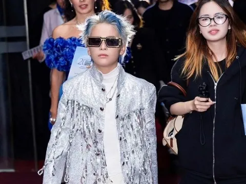 Trịnh Gia Huy gây chú ý như idol Kpop trên thảm đỏ Vietnam International Fashion Week 2025