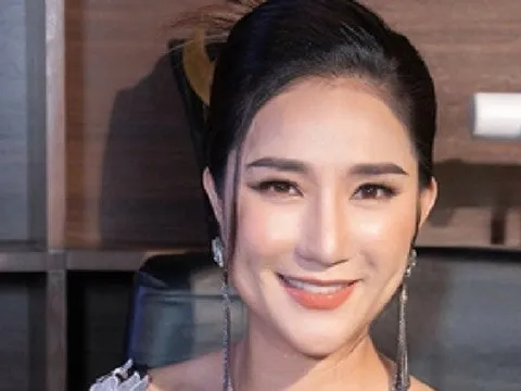 Nữ NSƯT 48 tuổi: "Có người gần gấp đôi tuổi tôi yêu tôi"