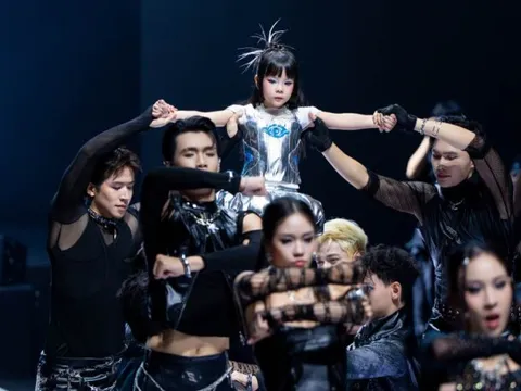 Mẫu nhí Jennie Bảo Châu gây chú ý khi chơi piano và vũ đạo tại Tuần lễ Thời trang Quốc tế Việt Nam 2025