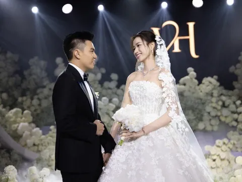 Đỗ Thị Hà thay bốn đầm khoe vai trong tiệc cưới ở Hà Nội