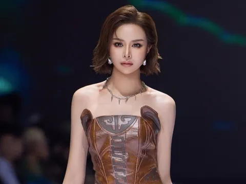 Sella Trương rũ bỏ hình ảnh mềm mại nữ tính, gây ấn tượng với thần thái mạnh mẽ khi trình diễn