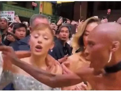 Ariana Grande bị fan cuồng tấn công giữa sự kiện, 1 "chị đại" ra tay cực ngầu cứu nguy cấp tốc