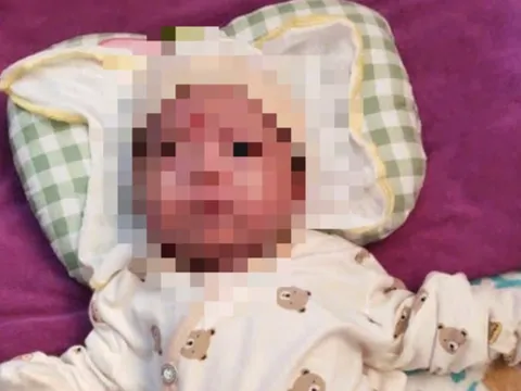 Bé gái 20 ngày tuổi bị bỏ rơi trước nhà dân lúc nửa đêm ở Cần Thơ