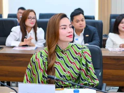 Hồ Ngọc Hà xúc động tặng 500 triệu đồng cho 2 dự án của Giải thưởng Hành động vì Cộng đồng 2025