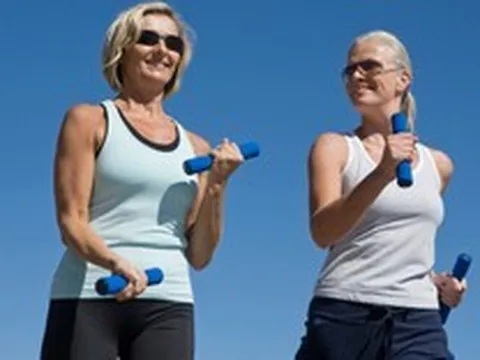 5 bài tập đi bộ giúp giảm mỡ bụng cho người trên 50 tuổi