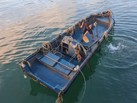Phát hiện chiếc thuyền không người, có chữ nước ngoài trôi dạt vào Cồn Cỏ