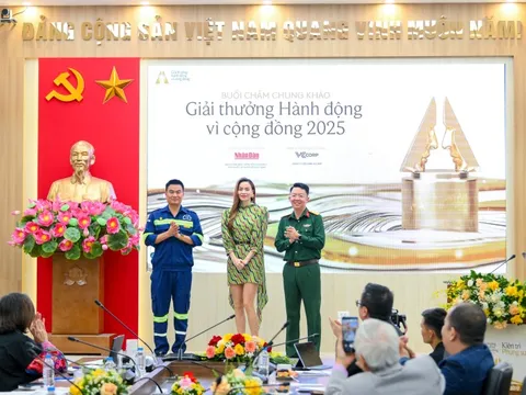 Nhận được món quà bất ngờ từ nhà báo Lê Quốc Minh và ca sĩ Hồ Ngọc Hà, hai người "vác tù và hàng tổng" nói gì?