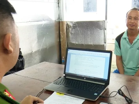 CLIP: Bắt tạm giam đối tượng dụ cho tiền rồi hiếp dâm 2 bé gái cùng xóm