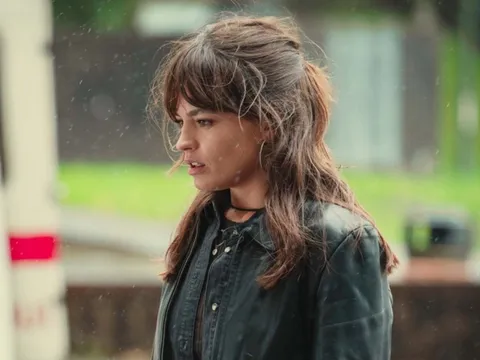 Xem phim Sex Education, tôi giật mình khi nghe con kể chuyện xích mích ở lớp: Tôi đã phải dạy con ngay 1 bài học đắt giá!