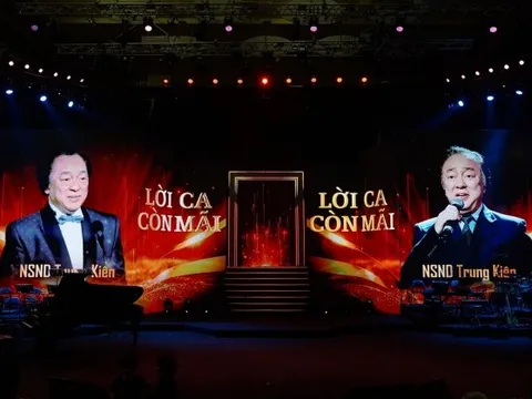 Tiếng hát cố NSND Trung Kiên vang lên giữa sân khấu, khán giả nghẹn ngào trong đêm tri ân