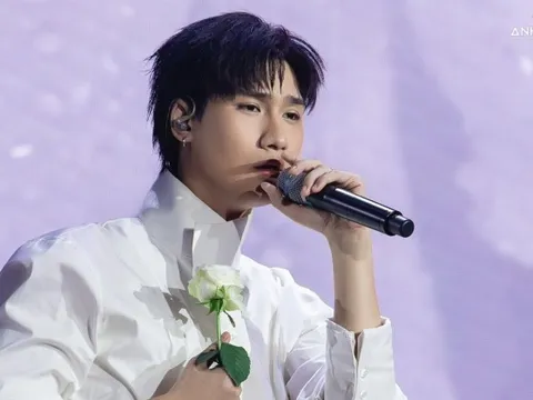 Nam ca sĩ Việt suýt mất thính lực sau 3 lần phẫu thuật, chứng kiến mẹ gục ngã ngay trước mắt