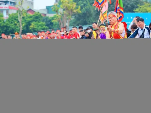 Hàng nghìn người đổ về xem màn tranh tài kéo co ngồi độc đáo ở Hà Nội 0