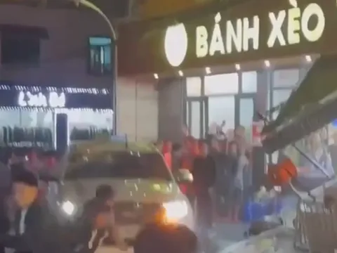 Ô tô 7 chỗ lao vào quán bánh xèo rồi tiếp tục rồ ga bỏ chạy