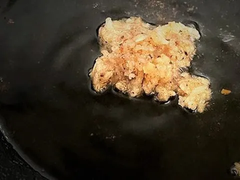 Tại sao nên cho cơm nguội vào dầu đã chiên?