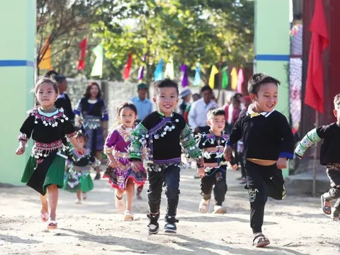 Những lớp học chạy mưa, lạnh co ro khi mùa Đông tới: 7 năm, hơn 100 tỷ đồng đã tạo ra 'phép màu'