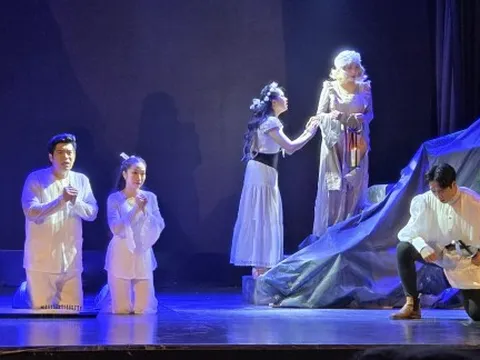 ‘Nguyệt hạ’ - khi Romeo và Juliet xúc động trước một chuyện tình Việt Nam